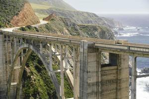 vue rapprochée du paysage du pont de bixby à big sur, californie photo