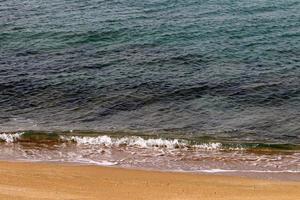 plage de sable sur la mer méditerranée dans le nord d'israël. photo