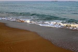 plage de sable sur la mer méditerranée dans le nord d'israël. photo