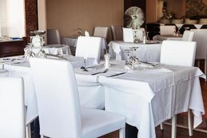 intérieur blanc du restaurant sicilien photo