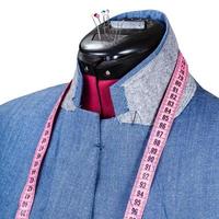 confection de veste bleue homme sur mannequin isolé photo