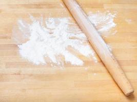 farine et rouleau à pâtisserie sur table en bois photo