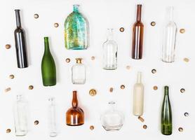 beaucoup de bouteilles et de bouchons en verre vides sur le blanc photo