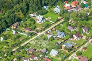 Voir ci-dessus de cottages dans le village de banlieue en été photo