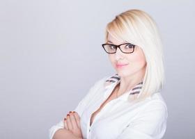 Jeune femme séduisante à lunettes nerd et chemise boutonnée photo