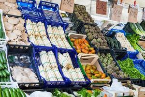 légumes sur le marché sur la piazza delle erbe photo