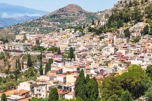 au-dessus de la ville de taormina en été photo