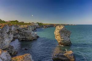 es belles falaises avec des grottes près du village de tyulenovo, côte bulgare du nord de la mer noireles belles falaises avec des grottes près du village de tyulenovo, côte bulgare du nord de la mer noire photo