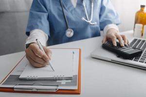 travail de médecin sur tablette numérique tablette de technologie de médecin de soins de santé à l'aide d'un ordinateur. photo