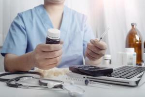 travail de médecin sur tablette numérique tablette de technologie de médecin de soins de santé à l'aide d'un ordinateur. photo