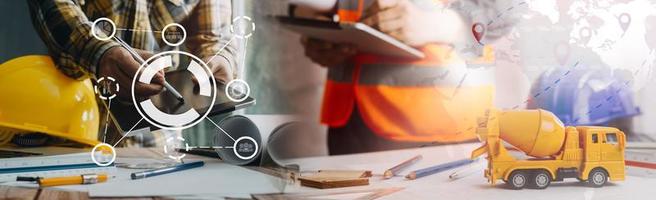 Deux collègues discutant des données de travail et tablette, ordinateur portable avec sur le projet architectural sur le chantier de construction au bureau au bureau photo