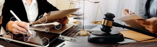 concept de justice et de droit. juge masculin dans une salle d'audience sur une table en bois et conseiller ou avocat masculin travaillant au bureau. concept de droit, de conseil et de justice juridique. photo