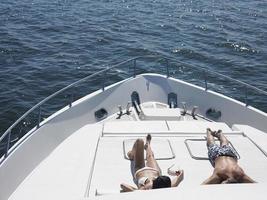 couple en train de bronzer sur un yacht