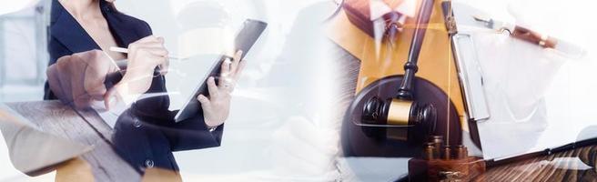 concept de justice et de droit. juge masculin dans une salle d'audience avec le marteau, travaillant avec, clavier d'ordinateur et d'accueil, lunettes, sur table à la lumière du matin photo