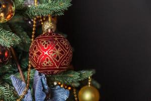 arbre de nouvel an décoré de noël classique avec jouet et balle de décorations d'ornement doré photo