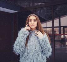 portrait d'une belle jeune femme à la mode photo