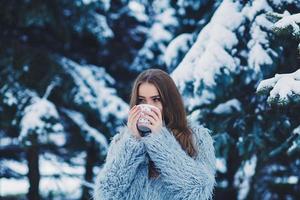 femme avec une tasse de thé photo