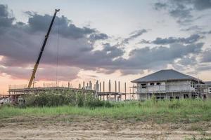 construction de maisons sur chantier avec camion-grue photo