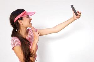 fille heureuse prenant selfie avec téléphone portable photo