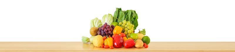 Produit d'épicerie de fruits et légumes frais sur table en bois isolé sur fond blanc photo