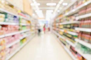 allée de supermarché avec client flou défocalisé étagères de produits bokeh intérieur fond clair photo