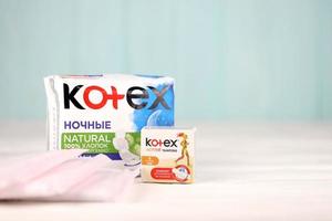 kharkiv, ukraine - 16 décembre 2021 production kotex avec logo. kotex est une marque de produits d'hygiène féminine, comprenant des serviettes maxi, fines et ultra fines. photo