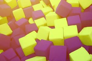 de nombreux blocs mous colorés dans une piscine à balles pour enfants sur une aire de jeux photo