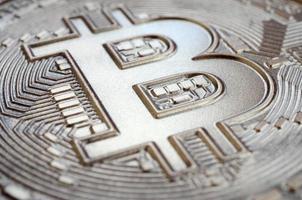 gros plan d'un bitcoin physique avec une surface en relief brillante en chocolat. image abstraite de la crypto-monnaie sous une forme comestible photo