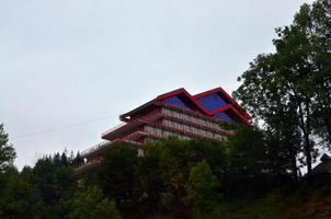 une maison au design moderne avec des vitres teintées est située dans la forêt photo