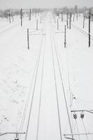 paysage ferroviaire d'hiver, voies ferrées dans le pays industriel enneigé photo