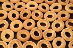 photo en gros plan de bagels jaunes frais. un type populaire de produits à base de farine. l'une des friandises russes traditionnelles pour le thé