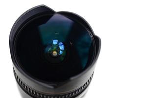 fragment d'un objectif grand angle pour un appareil photo reflex moderne. une photographie d'un objectif fisheye avec une distance focale minimale