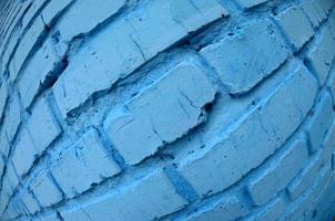 grand mur de briques, peint en bleu. photo fisheye avec distorsion prononcée