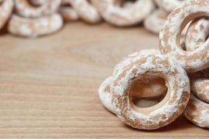 bagels glacés sur table en bois photo