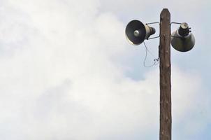 haut-parleur ferroviaire sur un poteau en bois photo