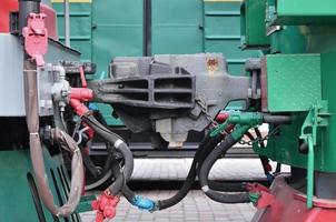 attelage de wagon. l'attelage de deux trains ferroviaires ou wagons de fret avec manchons ferroviaires photo