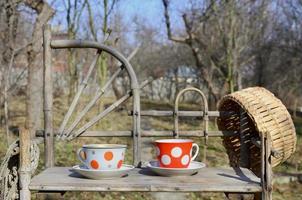 nature morte rustique avec une tasse de thé et un chapeau de paille photo