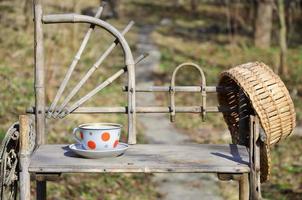 nature morte rustique avec une tasse de thé et un chapeau de paille photo