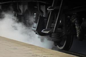 Roues noires d'un ancien wagon de fret photo