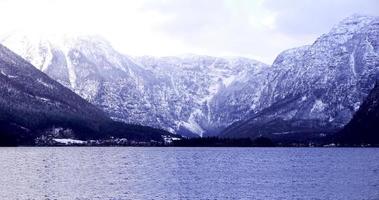 panorama du lac hallstatt en plein air avec fond de montagne enneigée ton bleu en autriche dans les alpes autrichiennes photo