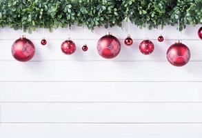 boules boules de joyeux noël et bonne année décoration pour la célébration sur fond de bois blanc avec copie espace photo