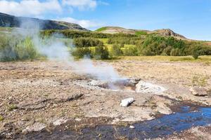 petit geyser dans la région des sources chaudes de haukadalur photo