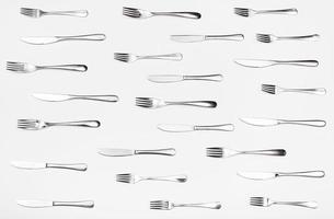 vue de dessus de nombreux couteaux et fourchettes de table sur blanc photo