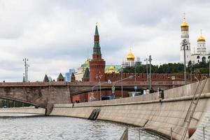 rivière moskva et vue sur le kremlin à moscou photo