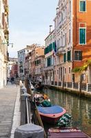 bateaux et gondoles dans le canal de la ville de venise photo