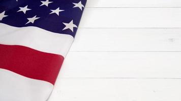 Tranche de drapeau des États-Unis d'Amérique sur fond de bois blanc photo