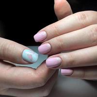 manucure de différentes couleurs sur les ongles. manucure féminine sur la main photo
