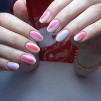 manucure de différentes couleurs sur les ongles. manucure féminine sur la main photo