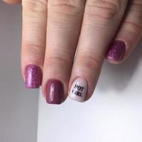 manucure féminine rose professionnelle sur les ongles en gros plan photo