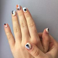 manucure de différentes couleurs sur les ongles. manucure féminine sur la main sur fond bleu photo